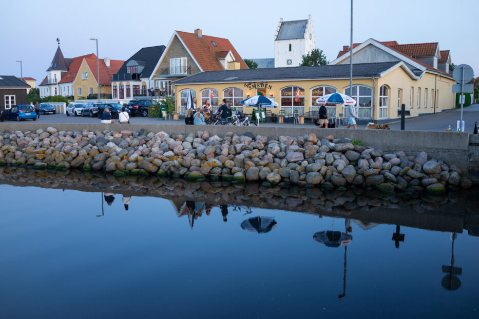 mennesker og smeden restaurant i sæby havn
people and the restaurant smeden down in sæby harbour