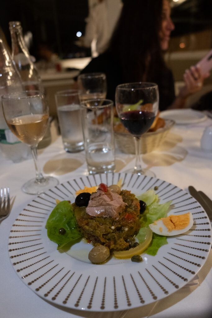 Salade Mechouia servert på La Villa Bleue