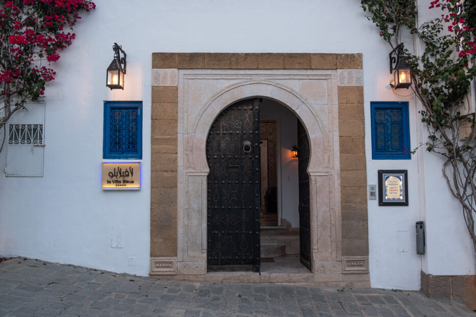 the front of restaurant la villa bleue