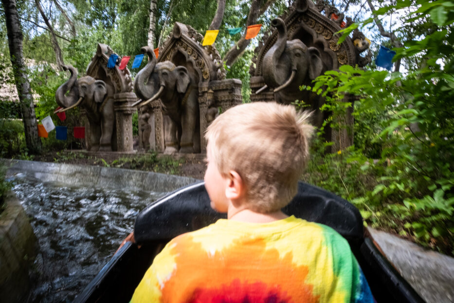 a boy in a colourful t-shirt in one of the attractions at djurs sommerland