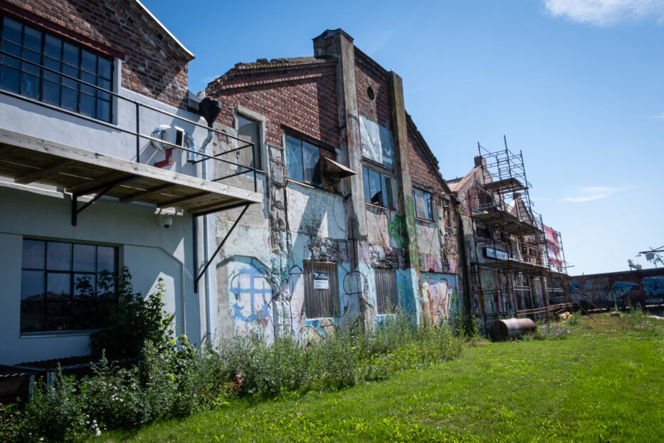 en gammel bygning dekket med grafitti på vaterland
