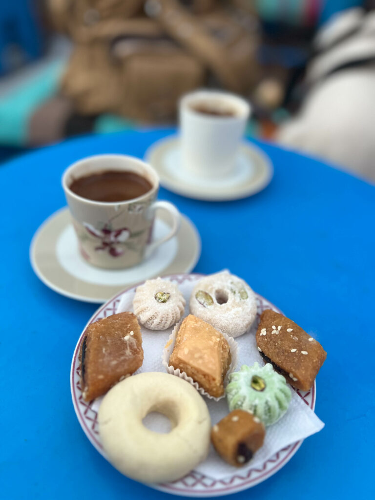 små lokale bakverk og tyrkisk te servert hos cafe des delices