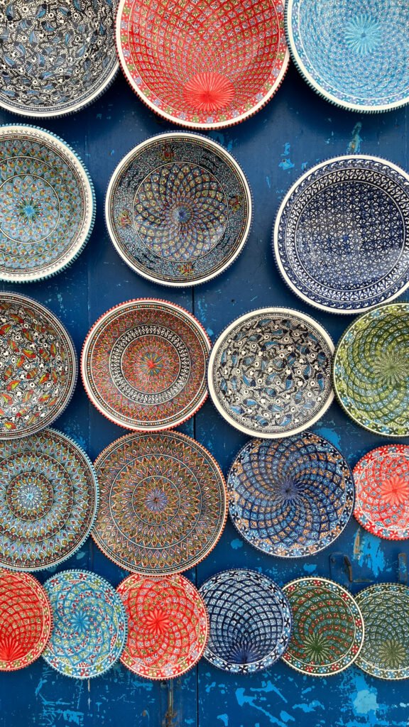 fargeglade keramikk-fat og skåler utenfor butikk i sidi bou said
