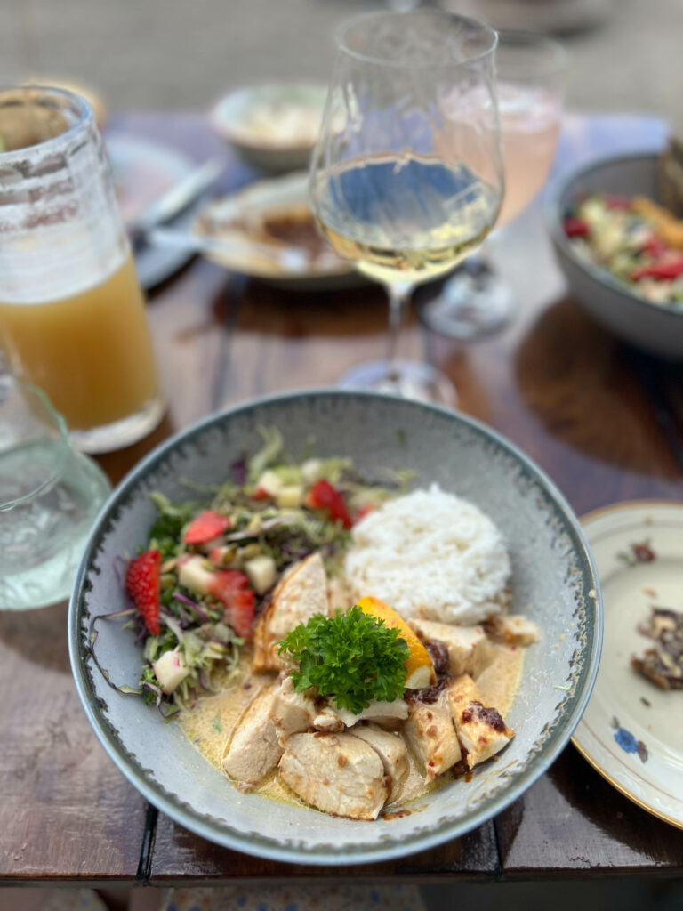 chicken bowl and a glass of white wine at café moeslund
