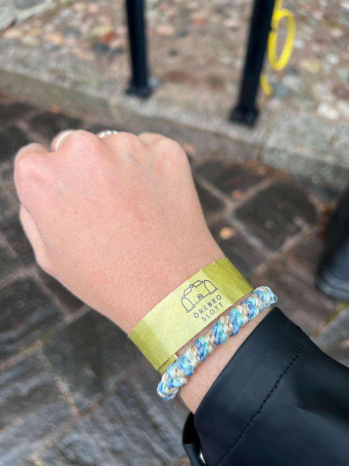 person with wristband from örebro castle around wrist