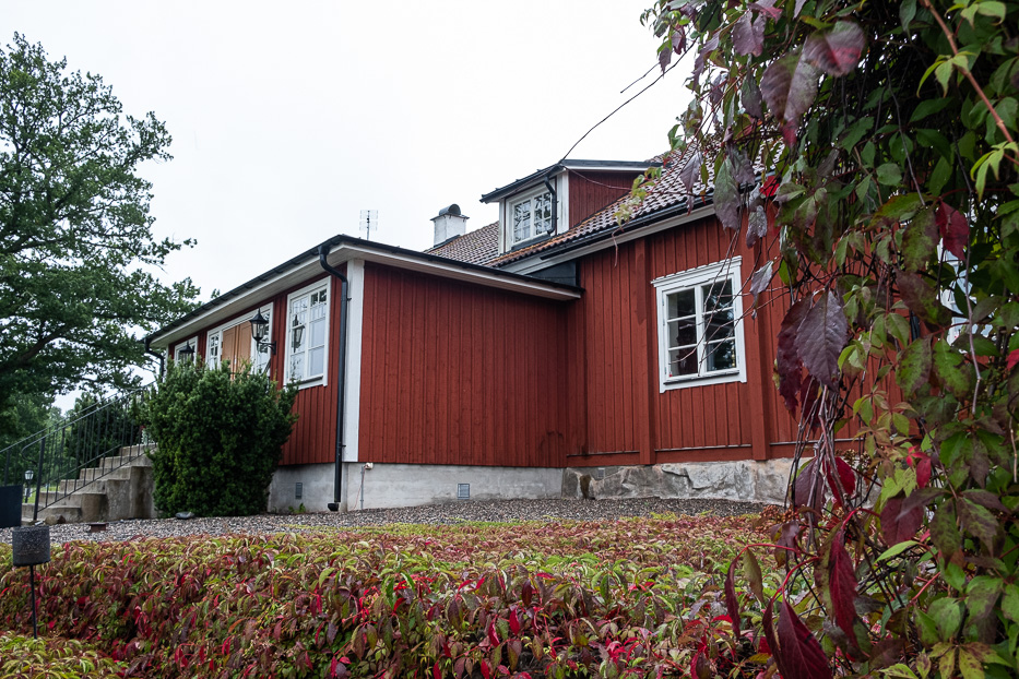 the outside of Katrinelund Gästgiveri & Sjökrog with autumn leaves