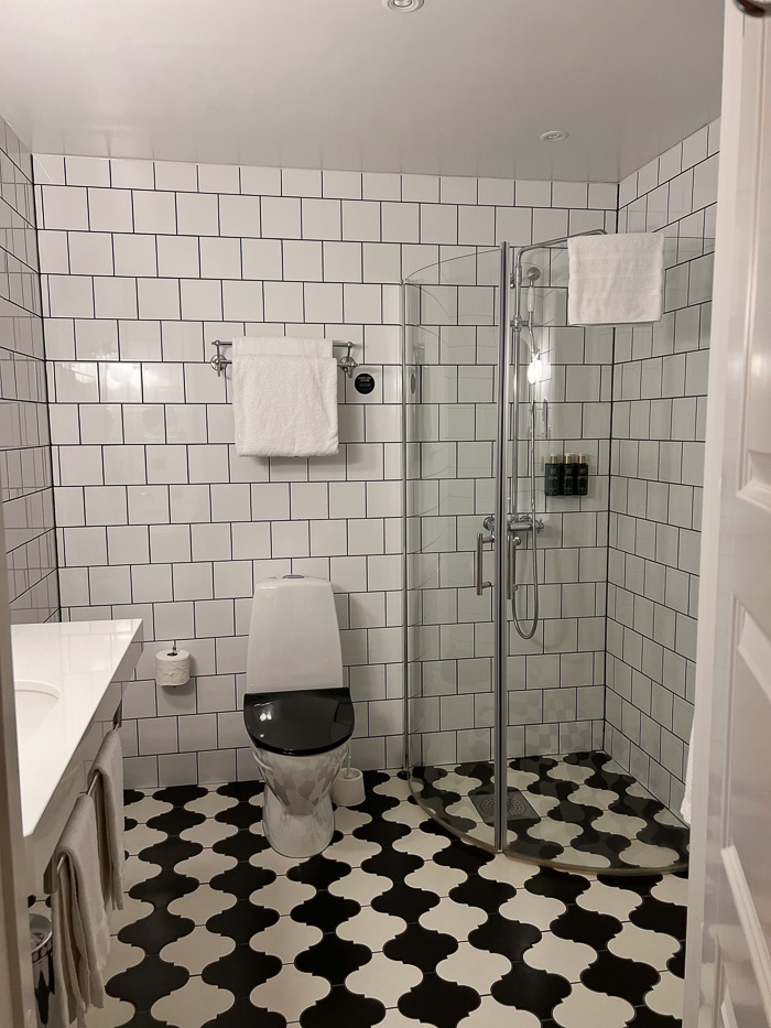 bathroom with black and white details at Clarion Collection Borgen