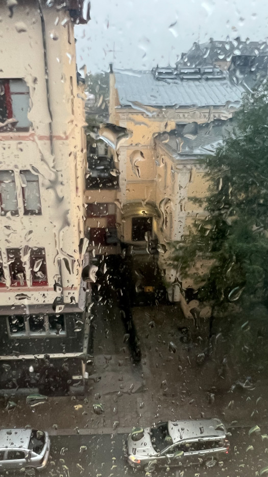 regndråper på vinduet og utsikten fra et rom på Clarion Collection Borgen