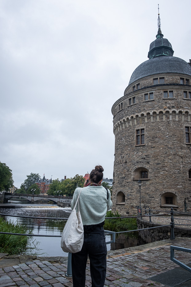 en kvinne fotografert mens hun tar bilde av örebro slott