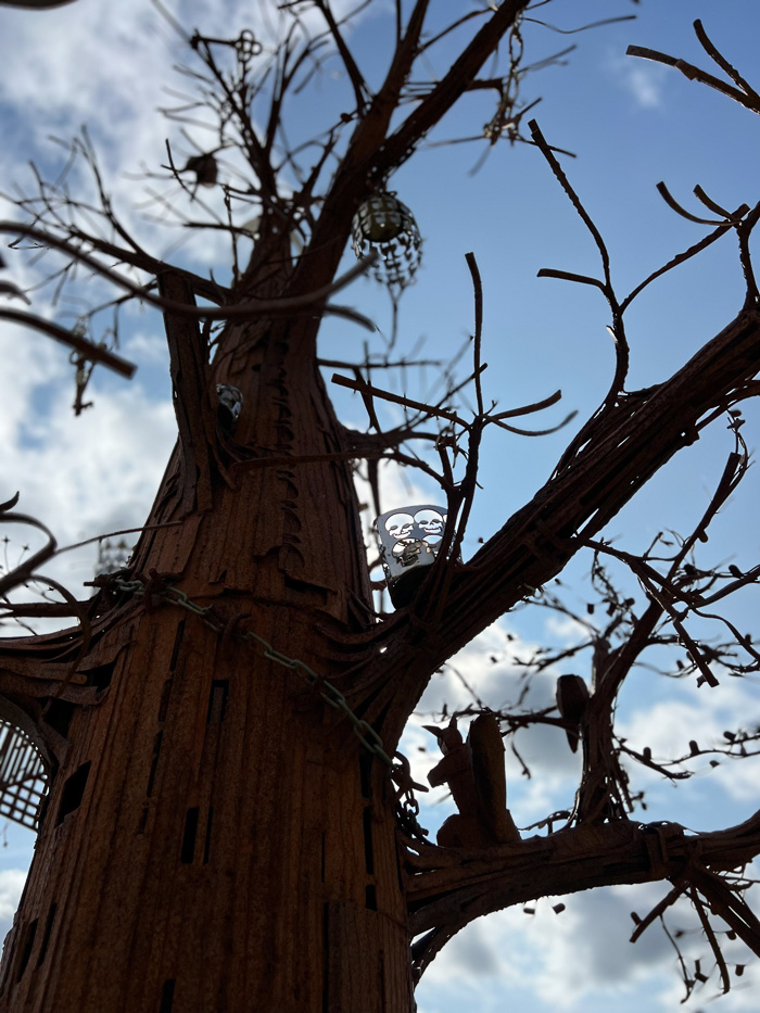 details on a sculpture of a tree at konst på hög