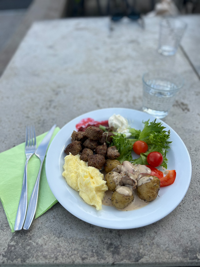 a plate with delicious food from the lunch buffet at goda rum, mashed potatoes, potatoes meatballs salat