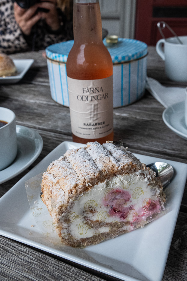 budapest cake and a bottle from färna odlingar at jeremiabageriet wadköping