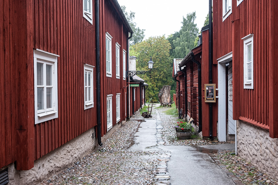 røde trehus på en regnfull gråværsdag i wadköping