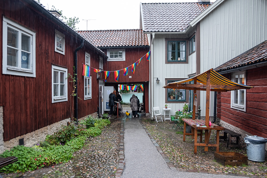 pride-flagg og røde trehus på en regnfull gråværsdag i wadköping