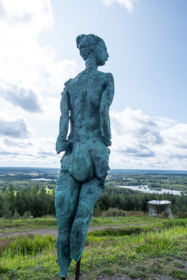 skulptur av kvinne på konst på hög