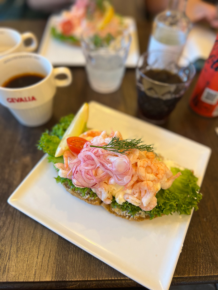 glutenfri rekesmørbrød, kaffe og coke zero på lill-annas i örebro