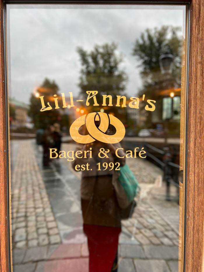 person fotograferer på lill-anna's bageri & cafe