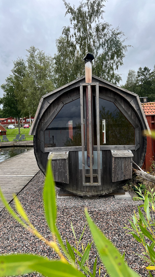 a round sauna located near the shore at Katrinelund Gästgiveri & Sjökrog