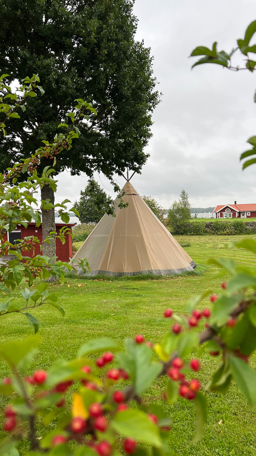 et telt ute på Katrinelund Gästgiveri & Sjökrog