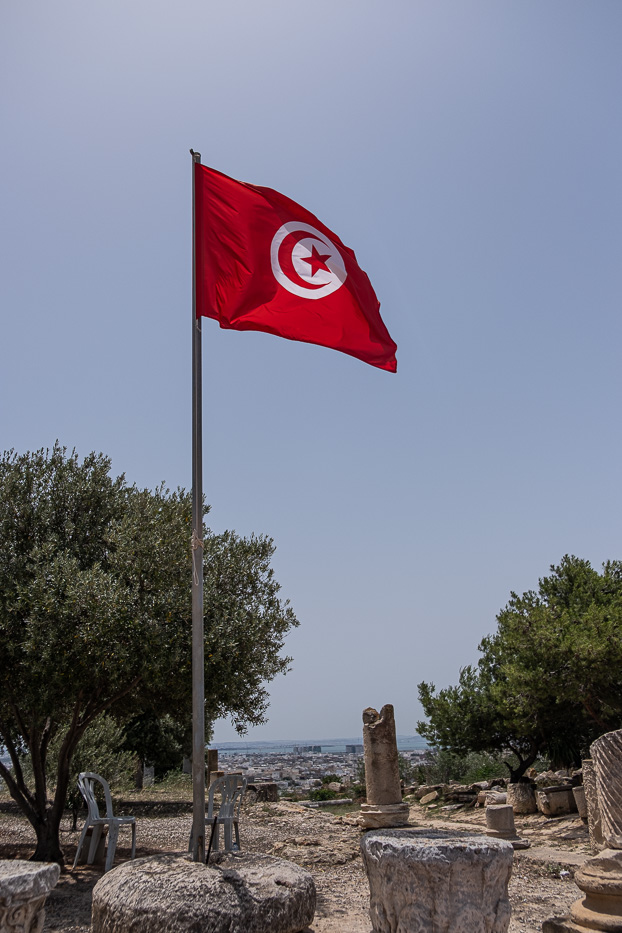 det tunisiske flagget vaier i vinden