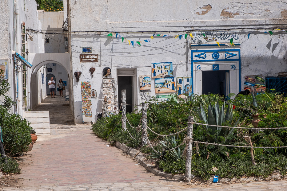 white buildings in hammamet and a sign pointing towards la medina to the right