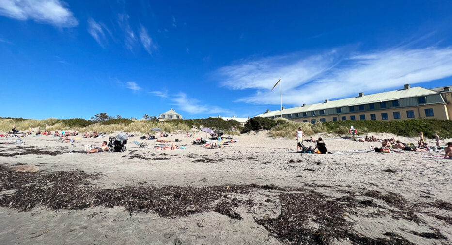 strand og blå himmel ved varberg kusthotell