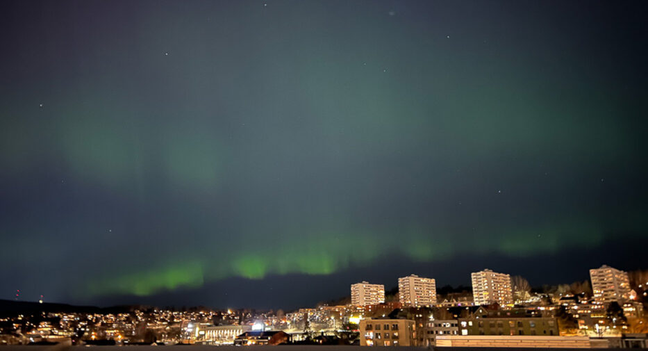 nordlys over bebyggelse i oslo